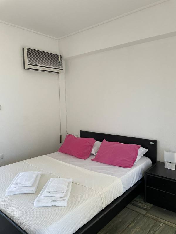 Bedroom with fresh towels and pink pillows