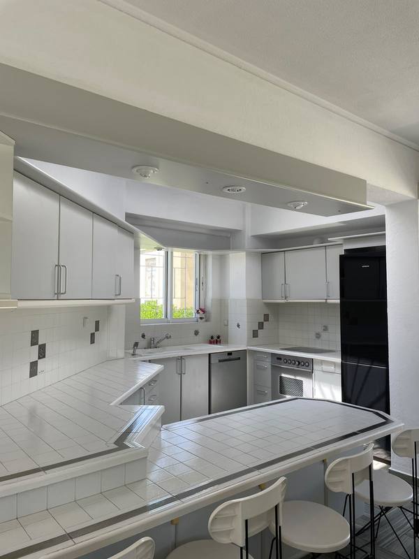 Fully equipped kitchen with breakfast bar
