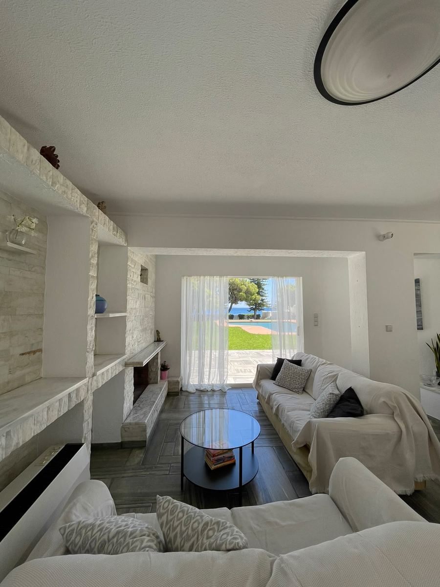 Living room at Villa Georgia Dream opening onto the garden and sea